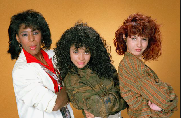 Lisa Bonnet (middle)